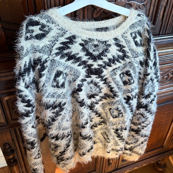 Lumiere Women's Fuzzy Pattern Sweater Size Medium - Picture 1 of 1